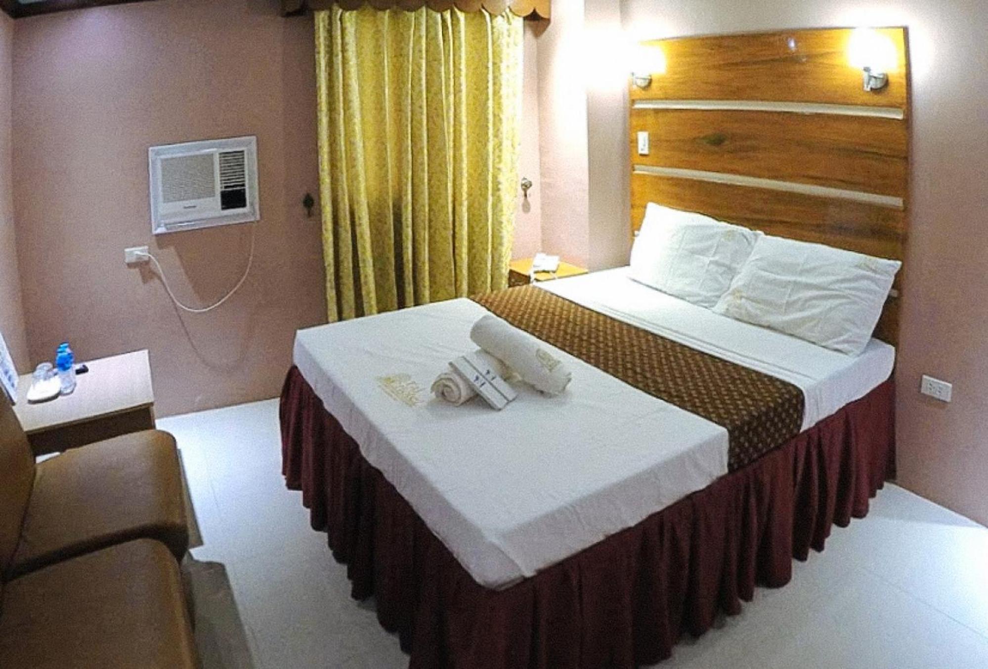 Reddoorz Plus @ Taj Hotel Tuguegarao ภายนอก รูปภาพ