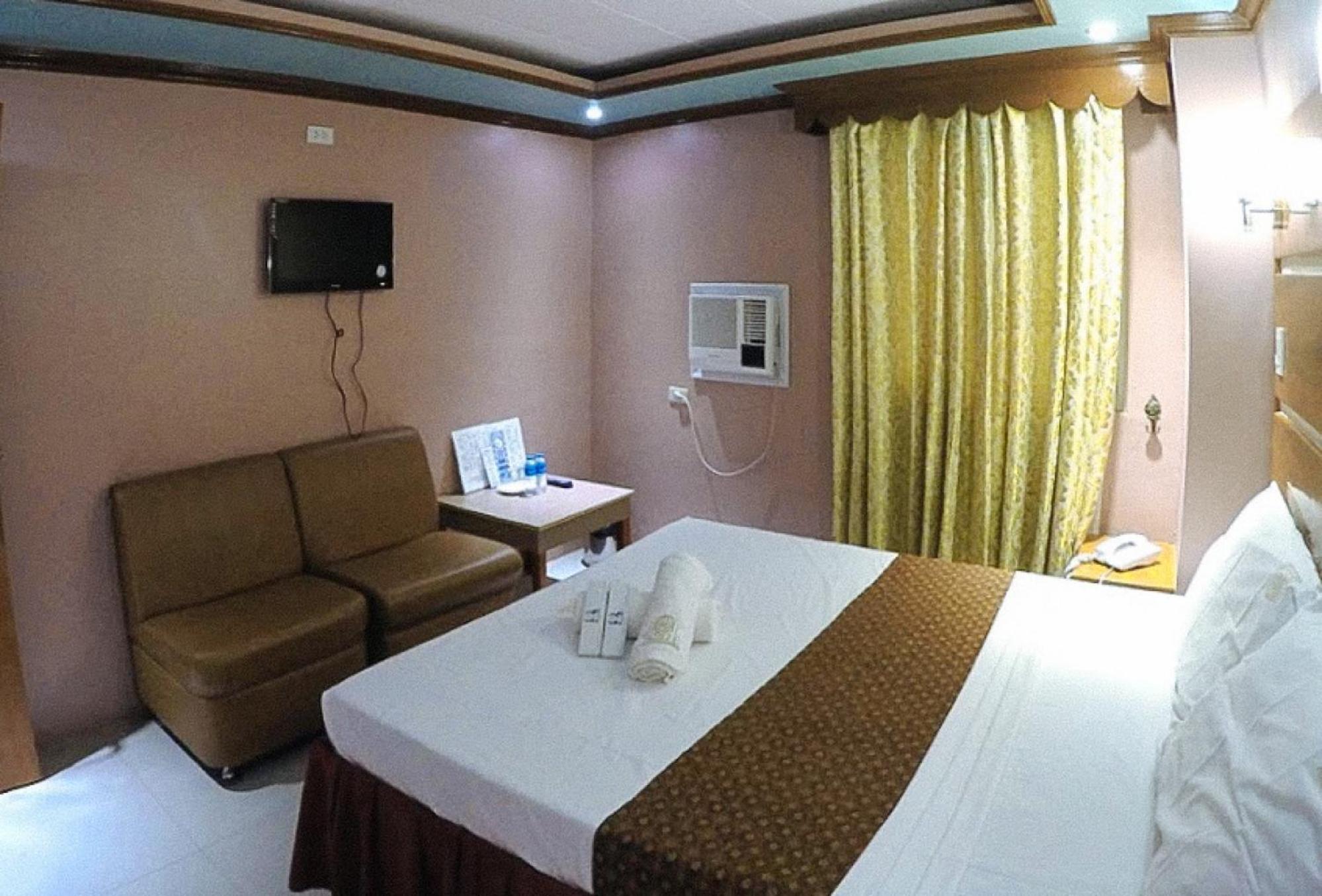 Reddoorz Plus @ Taj Hotel Tuguegarao ภายนอก รูปภาพ